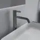 Waschtischarmatur in Magnetic Grey von Ideal Standard, mit einem schlanken Design und einem Auslauf, der über ein rechteckiges Becken montiert ist.